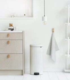Brabantia NewIcon Prullenbak - 30 L - White 7 Brabantia NewIcon Prullenbak - 30 L - White -Dagelijkse Boodschappen Winkel 0362a378de764db4962446612a02d362