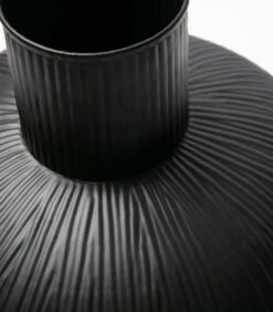 Exclusive Pixie Vaas - Metaal - Zwart - 35x30x30 -Dagelijkse Boodschappen Winkel 15f1ff8a8a814f43bcb91e5ba202c5ab