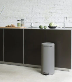 Brabantia NewIcon Prullenbak - 30 L - Mineral Concrete Grey 7 Brabantia NewIcon Prullenbak - 30 L - Mineral Concrete Grey -Dagelijkse Boodschappen Winkel 4c76f1bd757347e68c5e83e01aaefef1