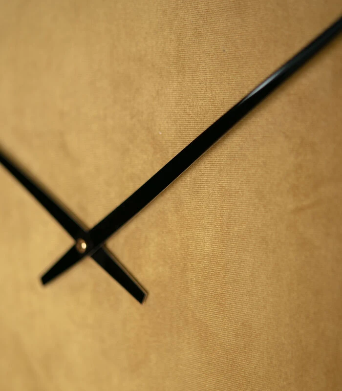 WOOOD Renske Wandklok - Velvet - Okergeel - 5x62x62 4 WOOOD Renske Wandklok - Velvet - Okergeel - 5x62x62 - Afbeelding 4