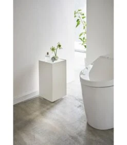 Yamazaki Toiletpaper Holder With Caster - Tower - White -Dagelijkse Boodschappen Winkel abe319ae98244e59b87f2f416a2db10f