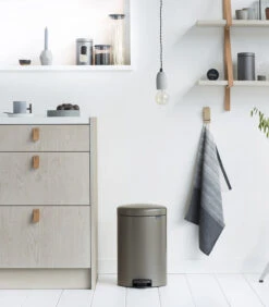 Brabantia NewIcon Prullenbak - 20 L - Platinum 7 Brabantia NewIcon Prullenbak - 20 L - Platinum -Dagelijkse Boodschappen Winkel b405bdea8e7d488093d4a313524c6ad6